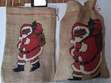 deux sacs ornés d'un Père Noël, accrochés à un mur