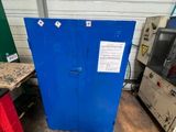 une armoire bleue au milieu d'une pièce