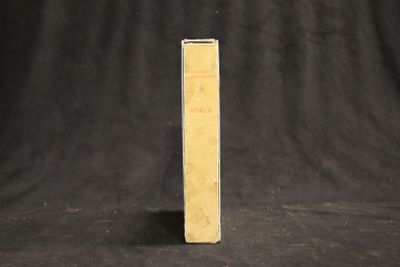 un vieux livre posé sur une table en bois, devant un fond noir