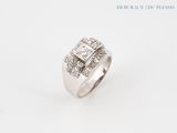gros plan d'une bague en diamant sur fond blanc