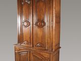 un vieux meuble en bois avec deux portes et deux tiroirs