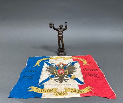 une petite statue représentant un homme tenant un drapeau, posée sur une table