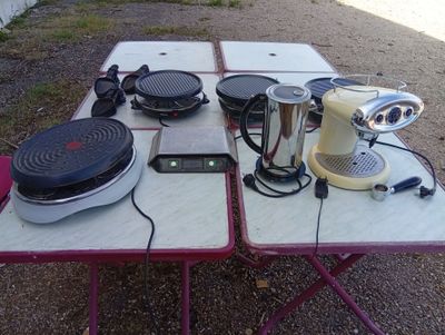 une table sur laquelle se trouvent plusieurs objets différents