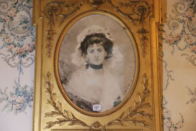 une photo d'une femme en robe de mariée dans un cadre doré