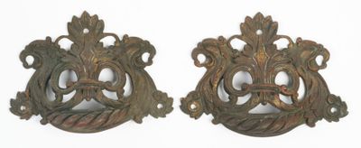 paire d'appliques murales anciennes en fonte, en forme de blason