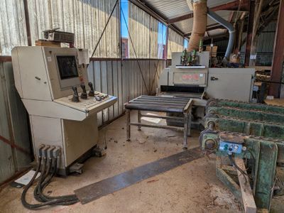une machine qui se trouve à l'intérieur d'un bâtiment