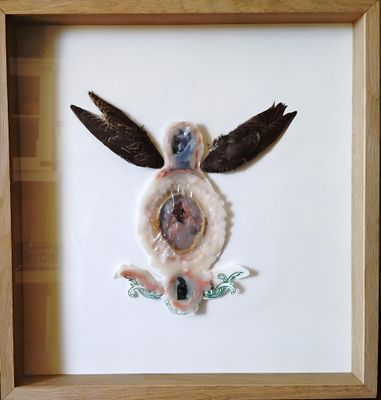 une photo d'une photo d'un oiseau dans un cadre photo