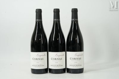 trois bouteilles de vin sont alignées sur une surface blanche