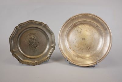 paire de plats plaqués argent ornés de têtes de lion de chaque côté