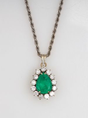 un pendentif en émeraude et diamants monté sur une chaîne