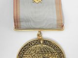 gros plan d'une médaille sur une surface blanche