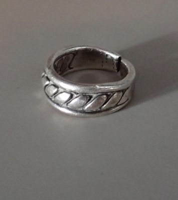 un gros plan d'une bague en argent posée sur une table