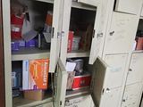de nombreux casiers dans la pièce, sur lesquels sont posées de nombreuses boîtes