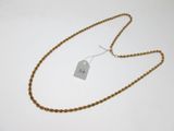 gros plan d'un collier auquel est attachée une étiquette
