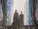 L'affiche du film « Matrix Resurrections » est accrochée au mur.
