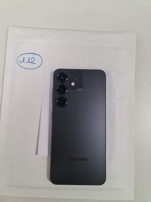 un gros plan d'un Samsung Galaxy S20 noir dans son emballage