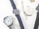 trois types de montres différents posés sur un fond blanc