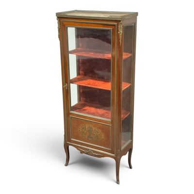 une photo d'une vitrine munie d'une porte en verre
