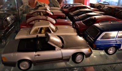de nombreuses voitures-jouets exposées dans une vitrine