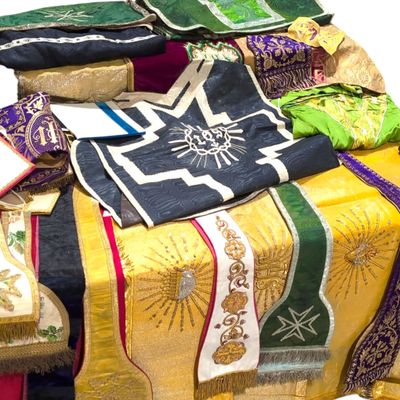 a bed with a lot of pillows and blankets on top of it