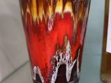 un verre posé sur une table en verre