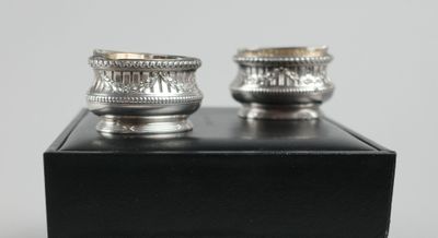 paire de bougeoirs plaqués argent présentés dans un coffret noir