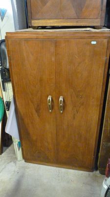 une armoire en bois surmontée d'un miroir