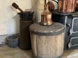 des casseroles et des poêles sont posées sur une vieille cuisinière dans une cuisine