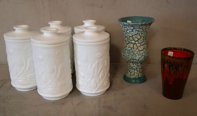 5 pots couvert en verre opalin à décor de feuillages, vers 1…
