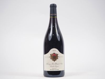 une bouteille de vin rouge posée sur une table blanche