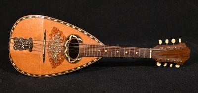 une image d'une mandoline posée sur une surface noire