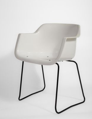 une chaise blanche aux pieds noirs et à l'assise blanche