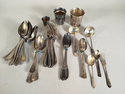 beaucoup de cuillères en argent et de cuillères sur la table