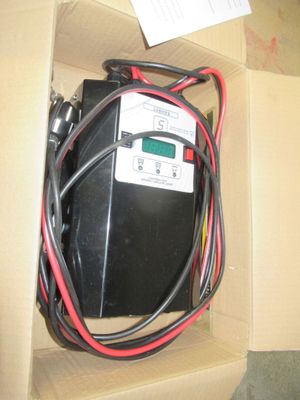 un boîtier contenant quelques fils et un compteur