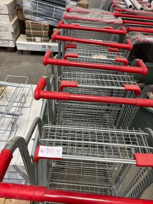de nombreux caddies alignés les uns à côté des autres