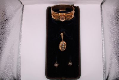 une boîte noire contenant une bague en or et une bague en diamant