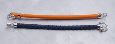 deux bracelets en cuir tressé orange et bleu, avec des fermoirs en argent