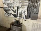de nombreux outils accrochés au mur du garage