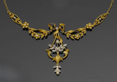 une image représentant un collier en or orné de perles et de fleurs