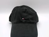 Le chapeau est noir et comporte une bande rouge.