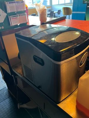 une petite machine à glaces posée sur un comptoir