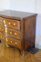 Petite commode à façade cintrée en placage de palissandre di… (photo 5)
