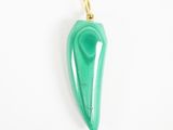 un gros plan d'un pendentif vert sur une surface blanche