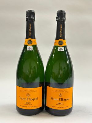 deux bouteilles de champagne posées l'une à côté de l'autre sur une table