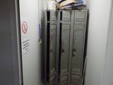 une photo d'un casier dans un couloir, sur lequel est posée une pile de livres