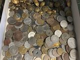 une boîte remplie de pièces de monnaie posée sur une table