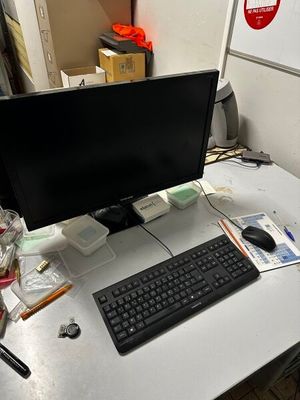 un bureau équipé d'un ordinateur et d'un clavier