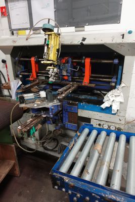 une machine qui traite des tuyaux dans une usine