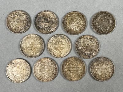 a close up of a bunch of coins sitting on top of a table