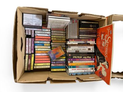 une boîte en carton remplie de nombreux livres et DVD
